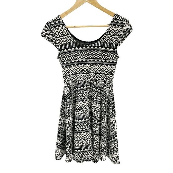 Mossimo Supply Co Black Aztec Print A-line Dress Sz S Short Sleeved Stretch - Picture 2 of 4